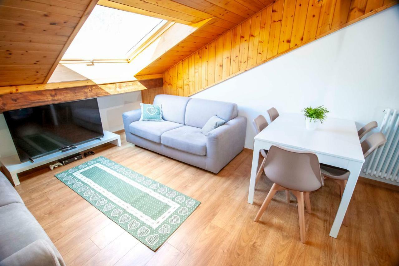 La Mansarda di Emma Apartment Pinzolo Bagian luar foto
